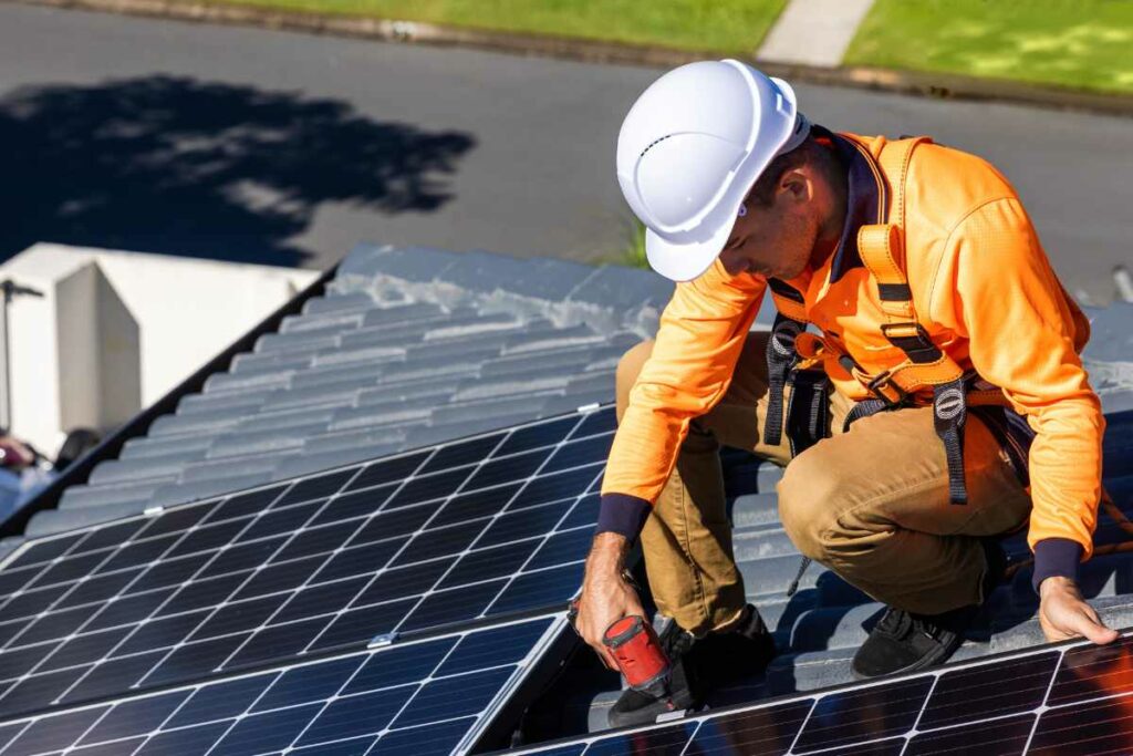 Por qué no deberías instalar placas solares tú mismo: confía en profesionales