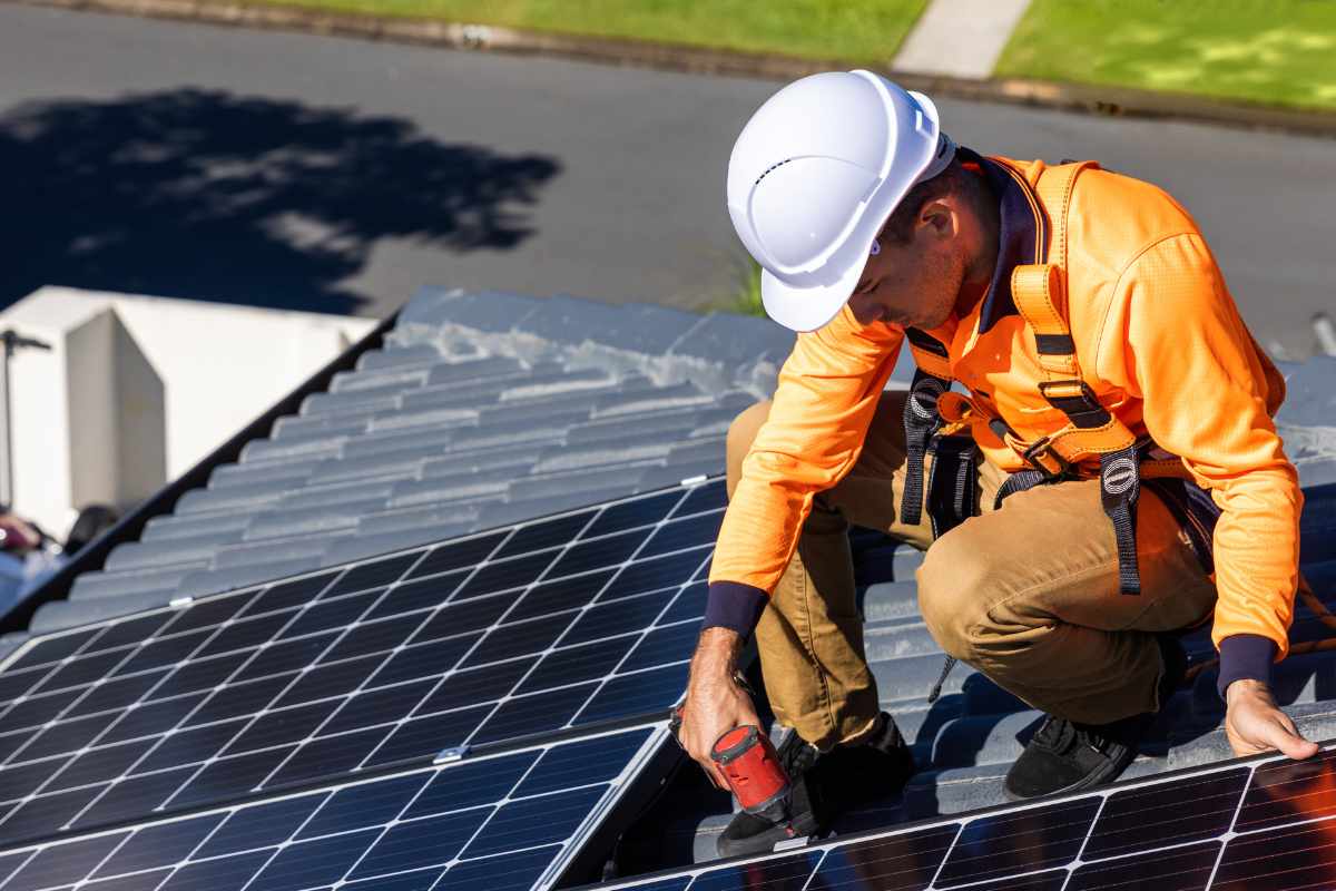 Por qué no deberías instalar placas solares tú mismo: confía en profesionales